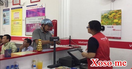 Khách đến mua vé tại cửa hàng